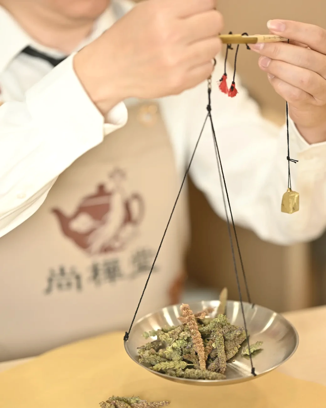 以藥秤秤量中藥材的中藥材服務照片
